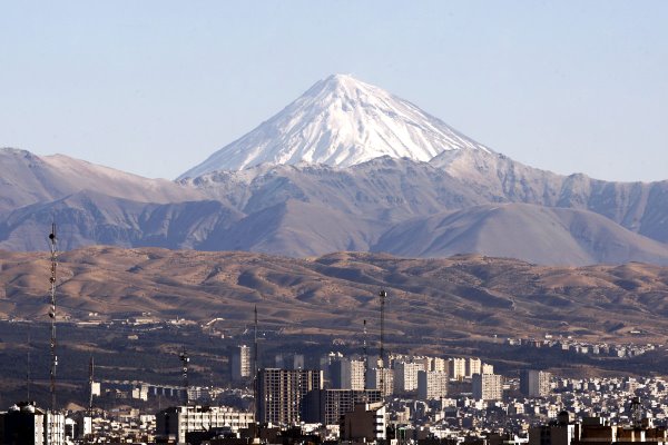 چشم اندازي زيبا از تهران و قله دماوند