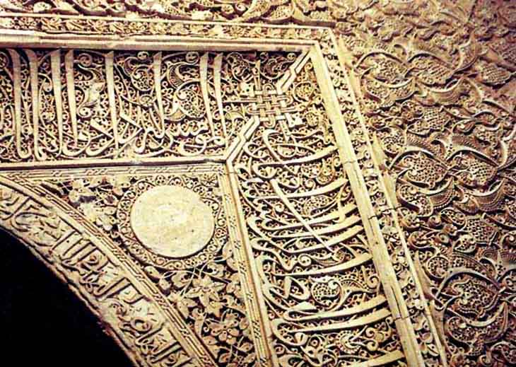 تزئینات گچ‌کاری و کتیبهٔ مسجد کرمانی ، مجموعه آرامگاه تربت شیخ جام