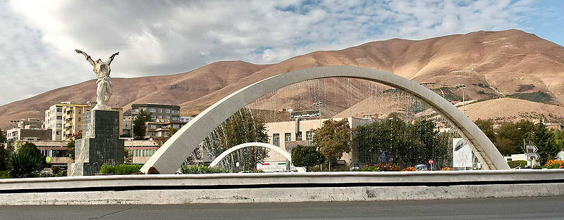 میدان آزادی سنندج - مجسمه این میدان اثری از هادی ضیاء الدینی است