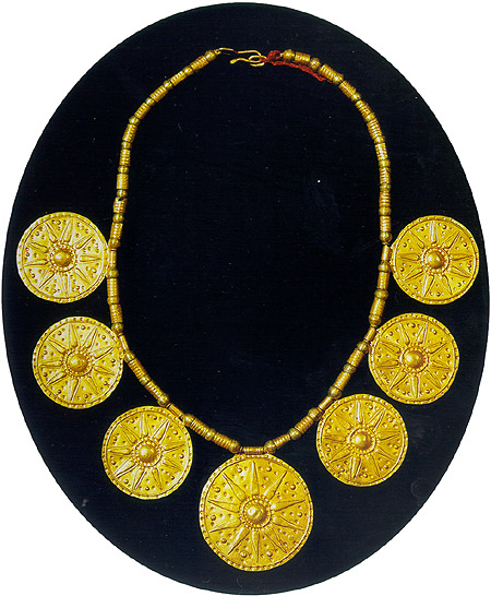 گردنبندي از طلا كه در شهرستان املش يافت شده است و هم اكنون در موزه آرميتاژ مسكو نگهداري ميشود