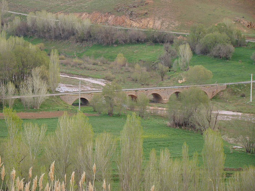 پل متصل کننده دو بخش روستای قره چمن