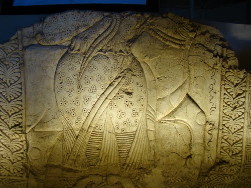 سايت باستاني بنديان- خط پهلوي ساساني دركنارقاب گچبري